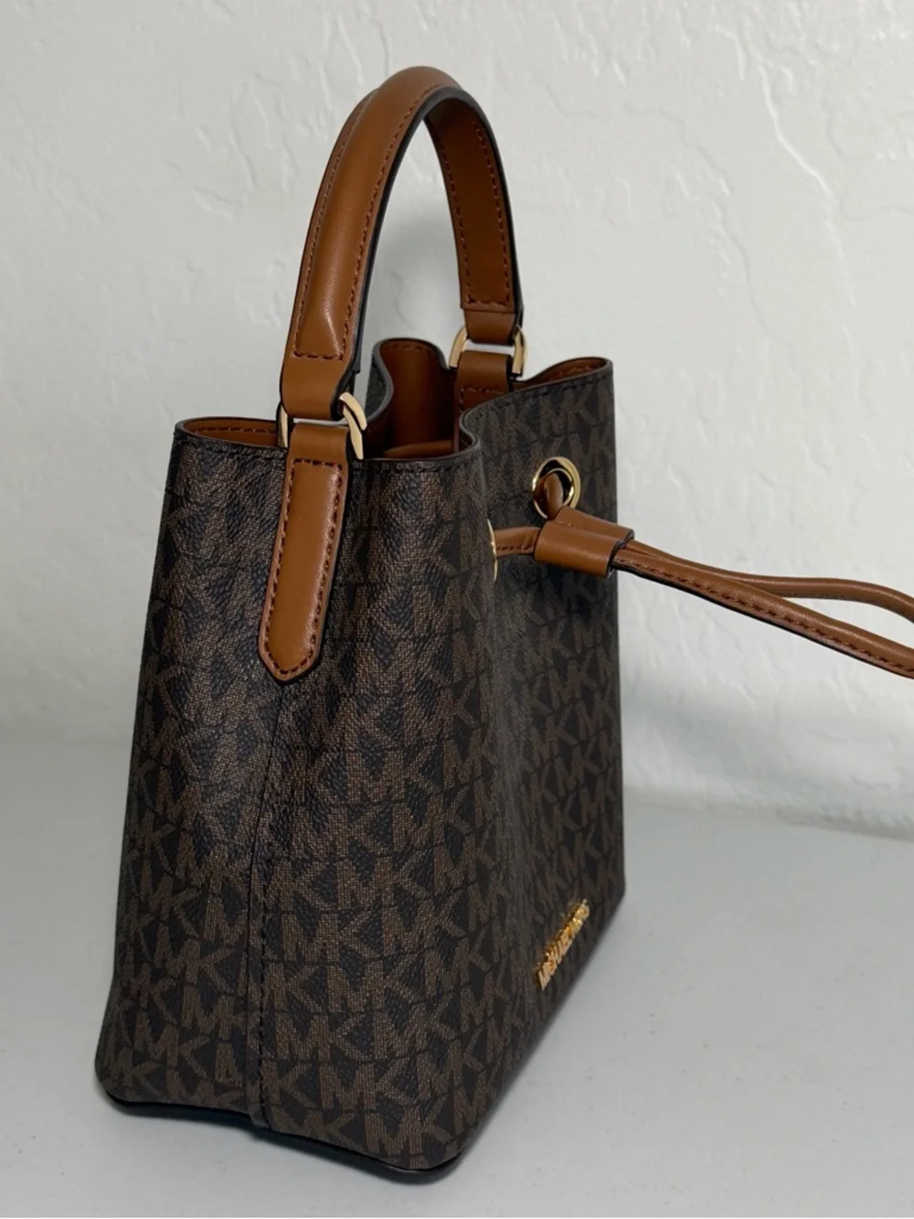 Michael Kors Suri Small Logo Bucket Bag - Picture 4 of 9